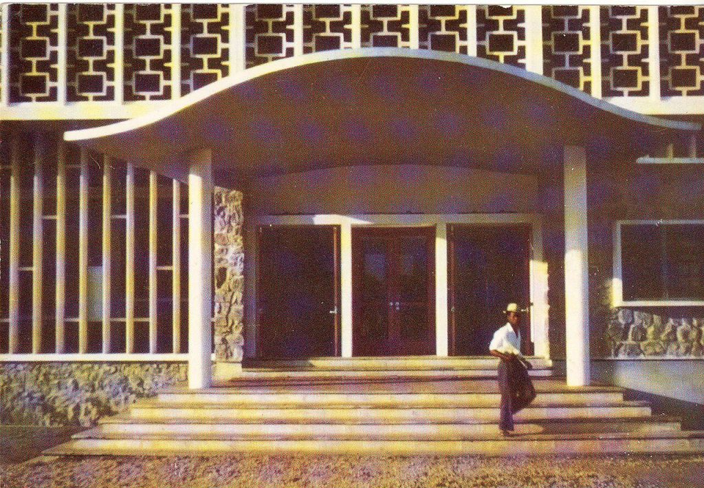 Kenneth Dike Library, University of Ibadan, photographed in 1960. Image courtesy of the African Studies Centre Leiden, via Wikimedia Commons.