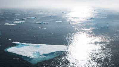 Image of melting icebergs