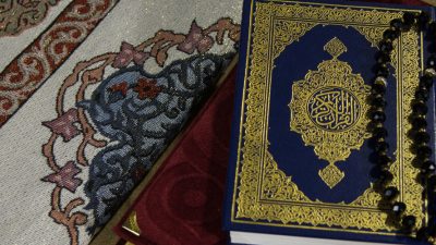 Photo of the Quran on top of the prayer mat